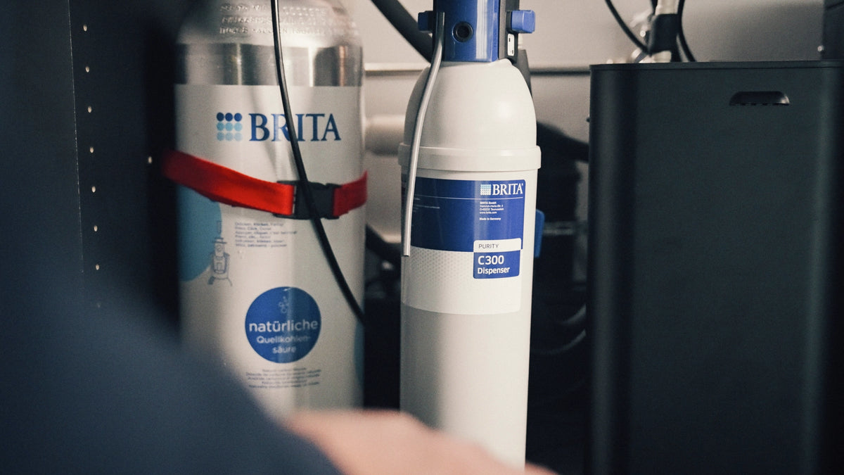 Mobile di base di un distributore d'acqua con una bombola di CO₂ e un filtro.